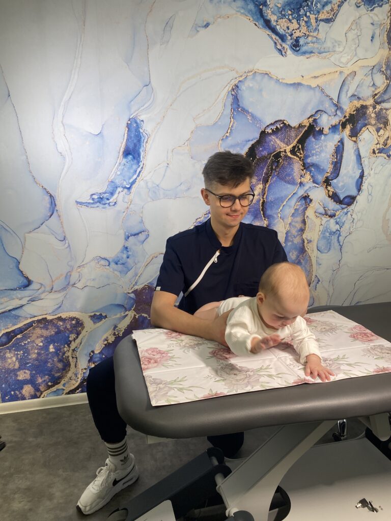 Niemowlę odgina się do&nbsp;tyłu – co&nbsp;może to&nbsp;oznaczać oraz&nbsp;kiedy należy dziecko skonsultować z&nbsp;Osteopatą?